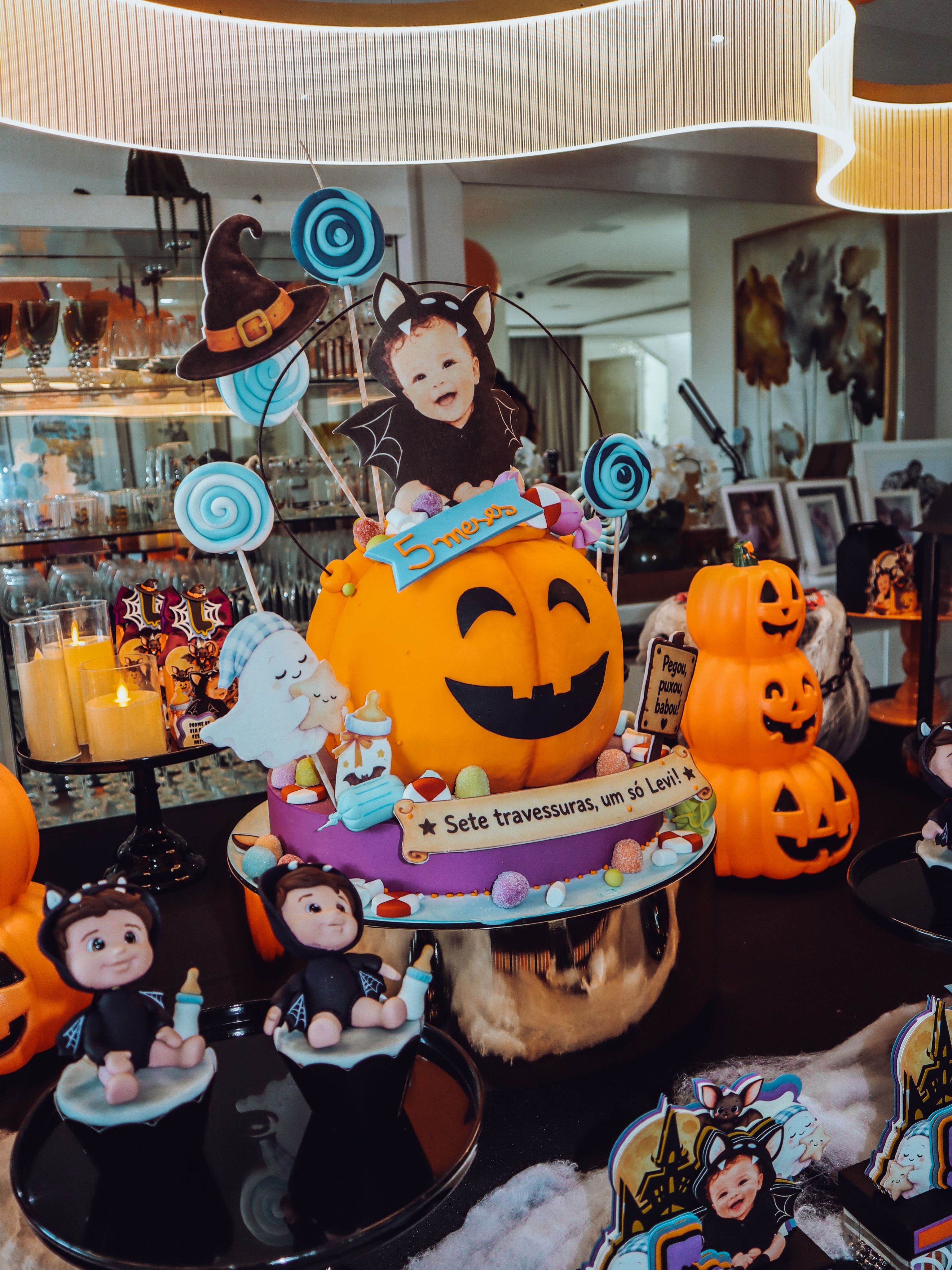 Quinto mêsversário de Levi, filho caçula de Lore Improta e Léo Santana, foi comemorado com o tema de Halloween 