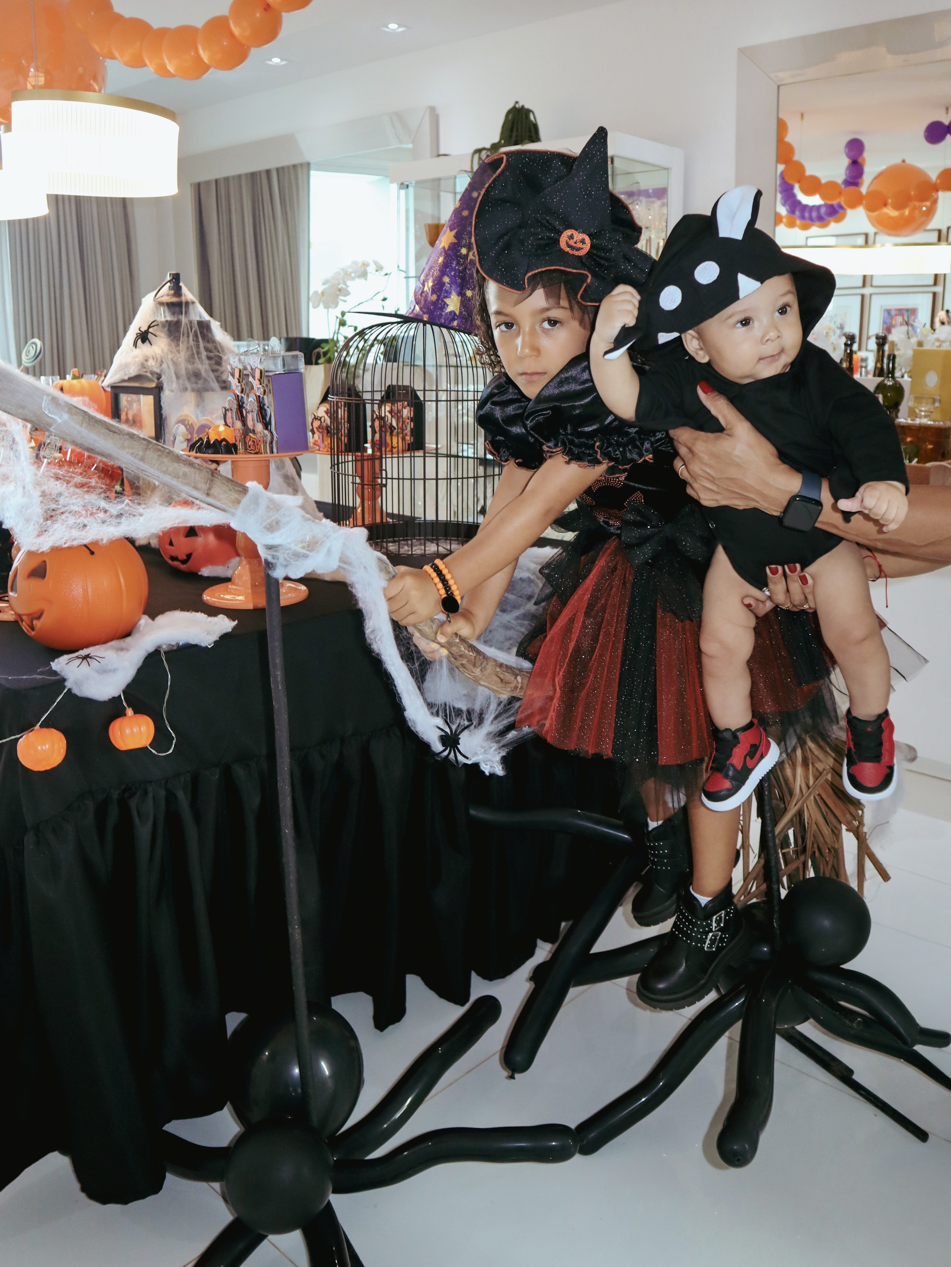 Quinto mêsversário de Levi, filho caçula de Lore Improta e Léo Santana, foi comemorado com o tema de Halloween 