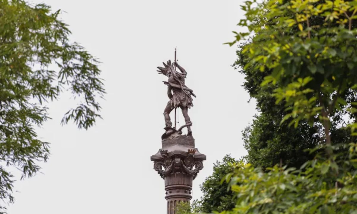 Onde fica a estátua em homenagem aos caboclos em Salvador? 