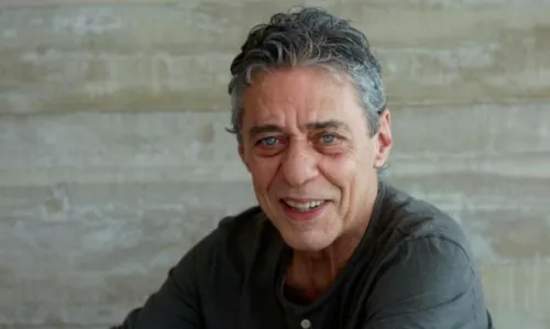 
				
					Vídeo: Chico Buarque comenta sobre internet e cai na gargalhada
				
				