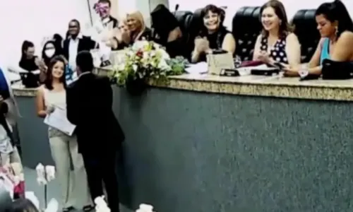 
				
					Vereador pede namorada em casamento durante sessão na Bahia
				
				