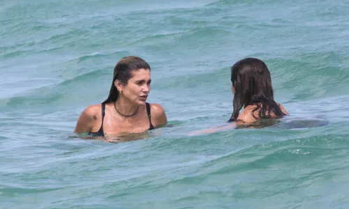 
				
					Flávia Alessandra leva 'caldo' em dia de praia com a filha no Rio
				
				