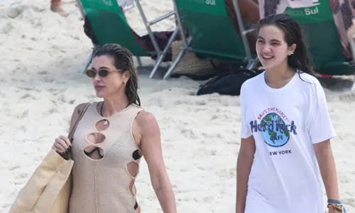 
				
					Flávia Alessandra leva 'caldo' em dia de praia com a filha no Rio
				
				