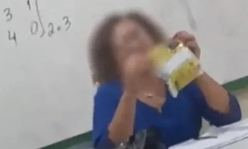 
				
					Vídeo mostra aluno dando esponja de aço a professora negra
				
				