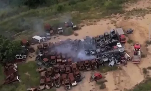 
				
					Incêndio destrói veículos em delegacia do sudoeste da Bahia
				
				