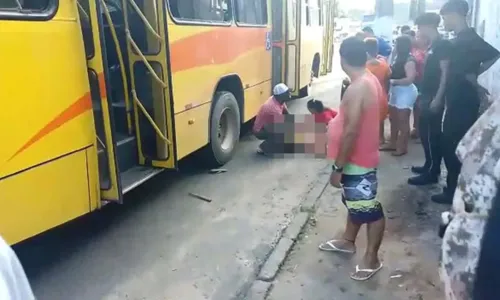 
				
					Mulher cai ao descer de ônibus e é atropelada em Ilhéus, sul da BA
				
				