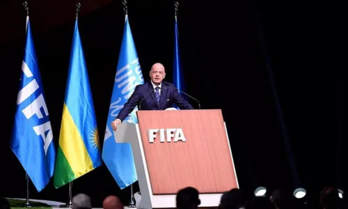 
				
					Presidente da FIFA promete prêmios iguais para homens e mulheres
				
				