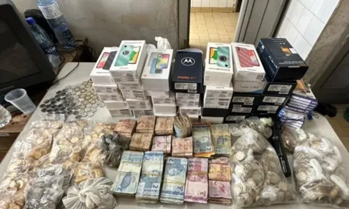
				
					Homem é preso com R$8 mil suspeito de roubar casa lotérica
				
				