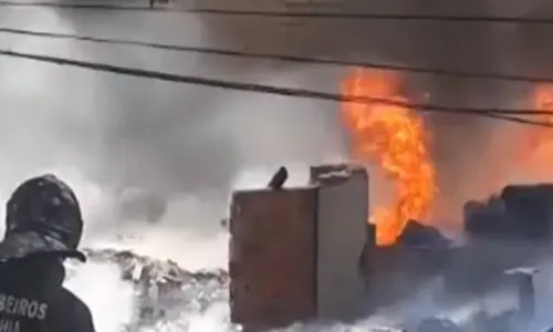 
				
					Fábrica de travesseiro é destruída por fogo em Feira de Santana
				
				