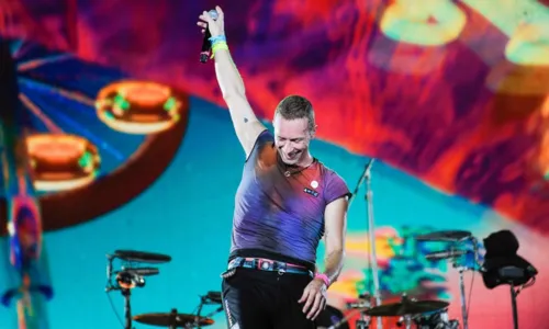 
				
					Chris Martin curte samba em São Paulo após shows do Coldplay
				
				