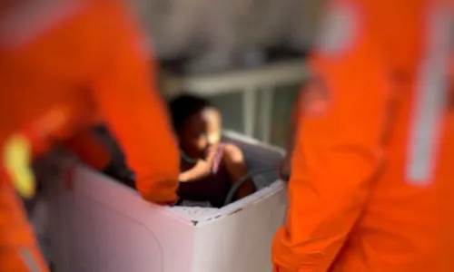 
				
					Garota é resgatada após ficar presa em máquina de lavar na Bahia
				
				