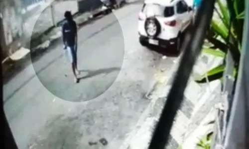 
				
					Homem de muleta rouba carro em Salvador e é flagrado por câmeras
				
				