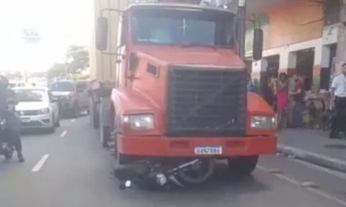 
				
					Vídeo: moto fica embaixo de caçamba após batida na Calçada
				
				