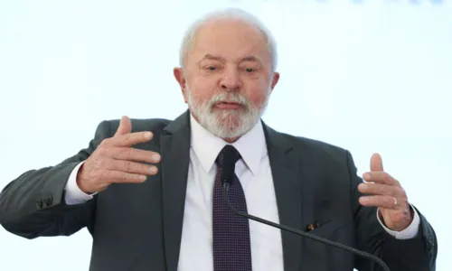 
				
					Lula adia embarque à China após apresentar pneumonia leve
				
				