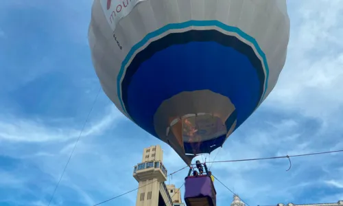 
				
					Surdos e servidores de limpeza ganham viagem de balão em Salvador
				
				