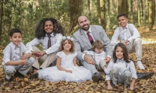 
				
					Enfermeiro que adotou 5 irmãos com o marido arrecada R$ 350 mil
				
				