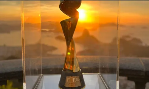 
				
					Futebol feminino: taça da Copa do Mundo é exibida no Corcovado
				
				