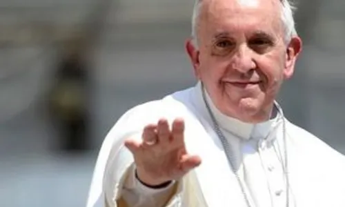 
				
					'Papa está bem, mas ficará ainda  dias no hospital', diz Vaticano
				
				