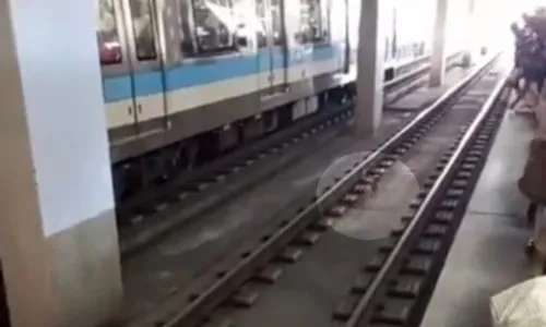 
				
					Cão invade linha do metrô de Salvador e funcionamento é afetado
				
				