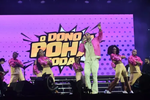 
				
					Homenagem a Marília Mendonça, dancinha sensual e show de luzes marcam apresentação de Léo Santana no FV23
				
				