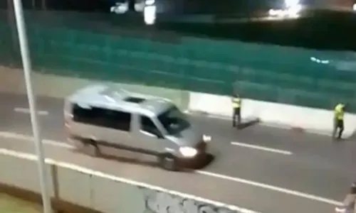 
				
					Homem morre após ser atropelado em trecho da Avenida Paralela
				
				