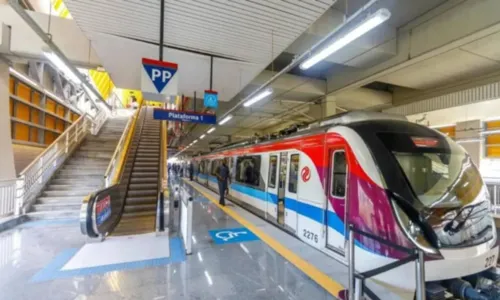 
				
					Metrô opera com lentidão após novo furto de cabos
				
				