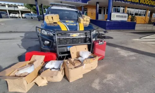 
				
					Mulher é presa com 140 kg de drogas dentro de ônibus na Bahia
				
				