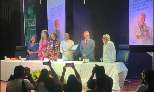 
				
					Gilberto Gil recebe título do IFBA e se emociona: 'Obrigado'
				
				