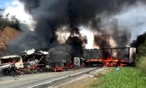 
				
					Acidente com caminhões deixa uma pessoa morta e 2 feridas na Bahia
				
				