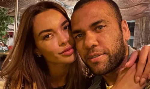 
				
					Daniel Alves está 'arrasado' após esposa pedir divórcio, diz TV
				
				