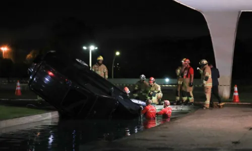 
				
					Carro cai em espelho de água do Palácio do Planalto
				
				