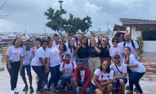 
				
					Surdos e servidores de limpeza ganham viagem de balão em Salvador
				
				