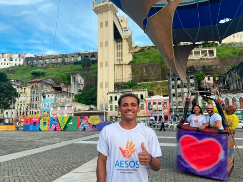 
				
					Surdos e servidores de limpeza ganham viagem de balão em Salvador
				
				