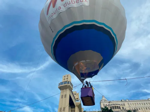 
				
					Surdos e servidores de limpeza ganham viagem de balão em Salvador
				
				