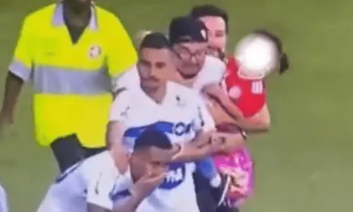 
				
					Torcedor com criança no colo agride jogador durante confusão
				
				