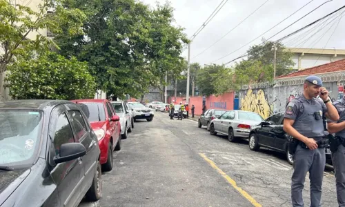 
				
					Professora morre e outras 3 ficam feridas em ataque à escola de SP
				
				