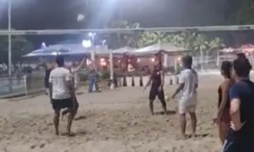 
				
					Chris Martin é visto jogando futevôlei no Rio de Janeiro
				
				