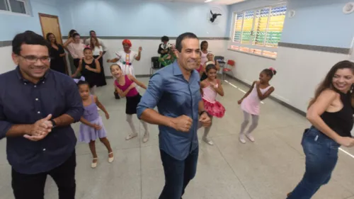 
				
					Bruno Reis 'joga de ladinho' em inauguração de escola; veja vídeo
				
				