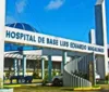 Mulher trans invade hospital com corpo em chamas na Bahia