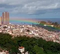 Grande arco-íris corta céu de Salvador e chama atenção; assista vídeo