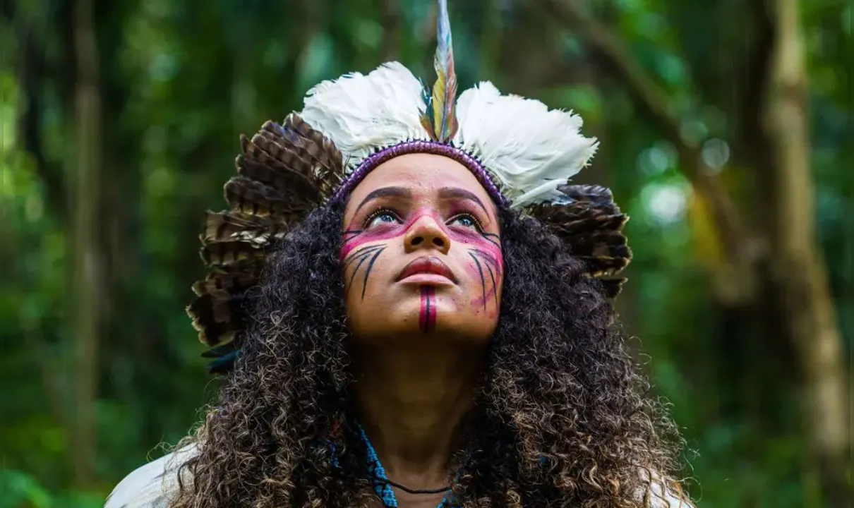 Beatriz Tuxá, do povo Tuxá Kiniopará, é uma das raras representações de artistas indígena na cena pop da Bahia