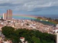 Grande arco-íris corta céu de Salvador e chama atenção; assista vídeo