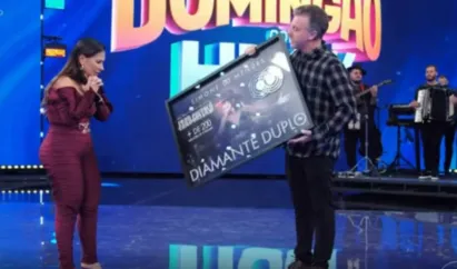 
		Simone Mendes se emociona ao receber disco de Diamante duplo