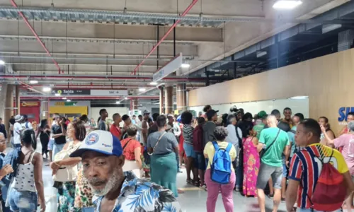 
				
					Ambulantes formam enormes filas em credenciamento para São João
				
				