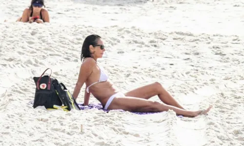 
				
					Aos 59 anos, Andréa Beltrão ostenta boa forma na praia; FOTOS
				
				
