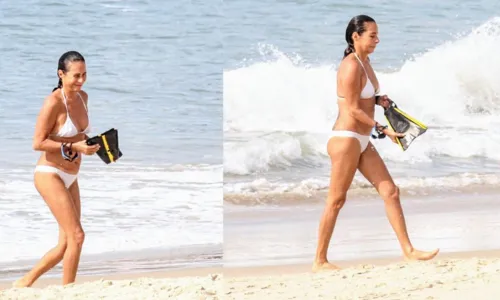 
				
					Aos 59 anos, Andréa Beltrão ostenta boa forma na praia; FOTOS
				
				