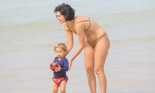 
				
					Atriz Maria Flor eleva 'fofurômetro' com filha em praia do Arpoador
				
				