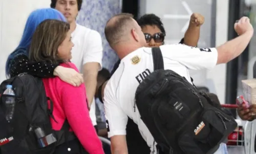
				
					Baby do Brasil atende fãs e ajuda vendedor de balas em aeroporto; FOTOS
				
				