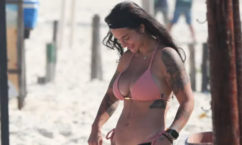 
		Bárbara Labres troca beijos com affair em praia do RJ; FOTOS