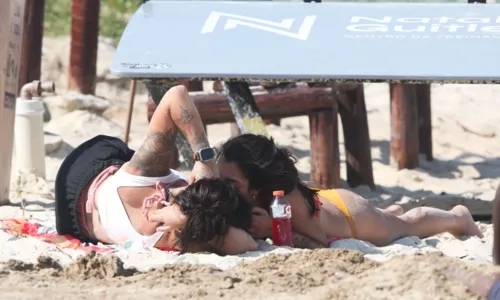 
				
					Bárbara Labres troca beijos com affair em praia do RJ; FOTOS
				
				